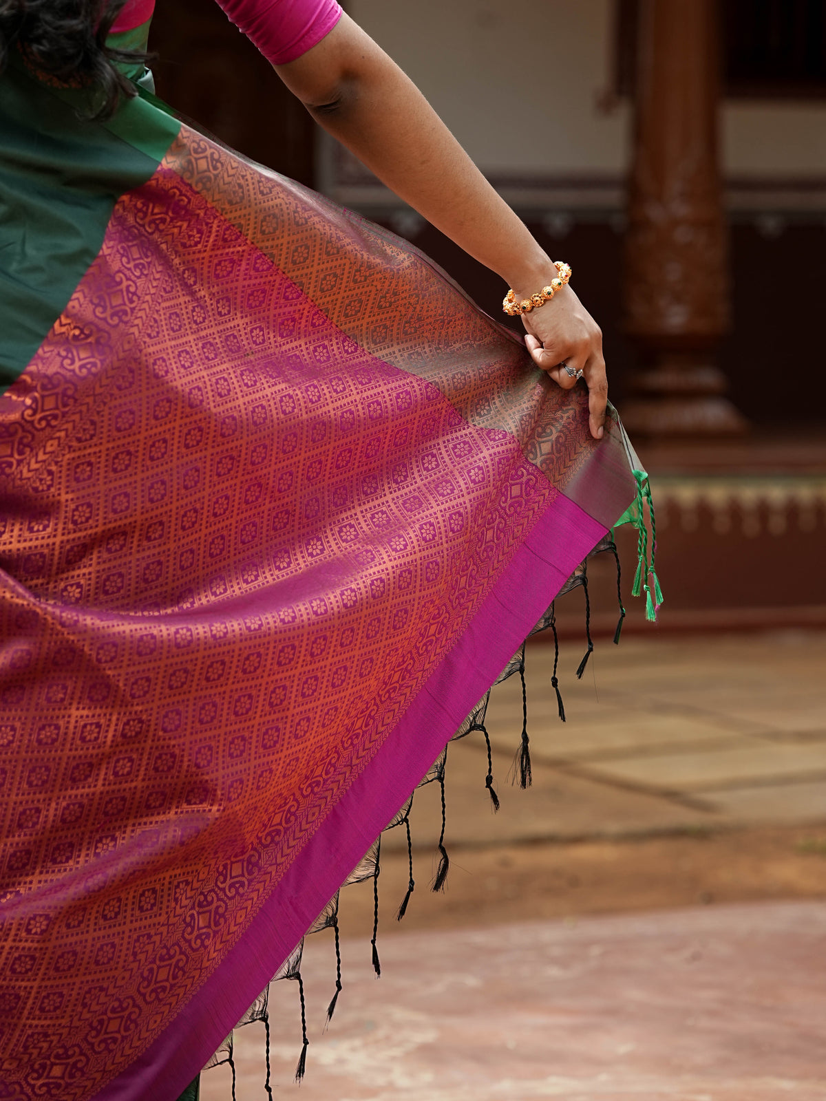 Dark Green & Magenta Borderless Soft Silk Saree