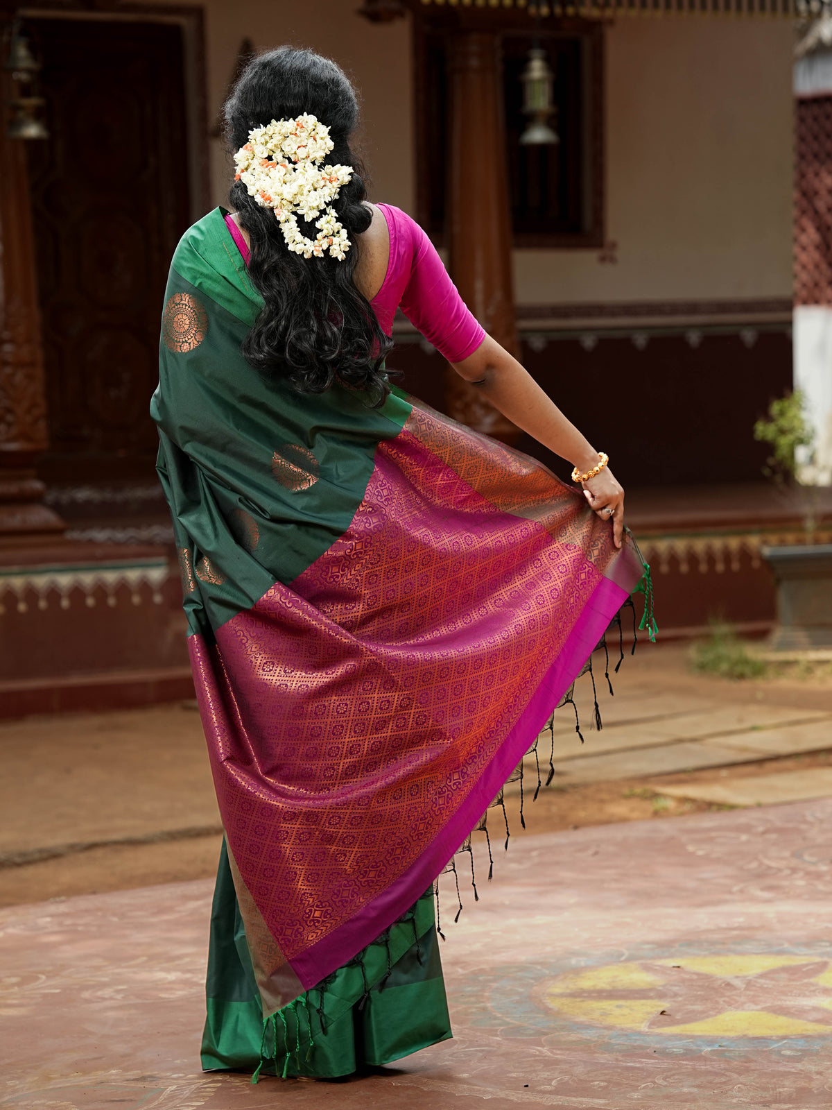 Dark Green & Magenta Borderless Soft Silk Saree