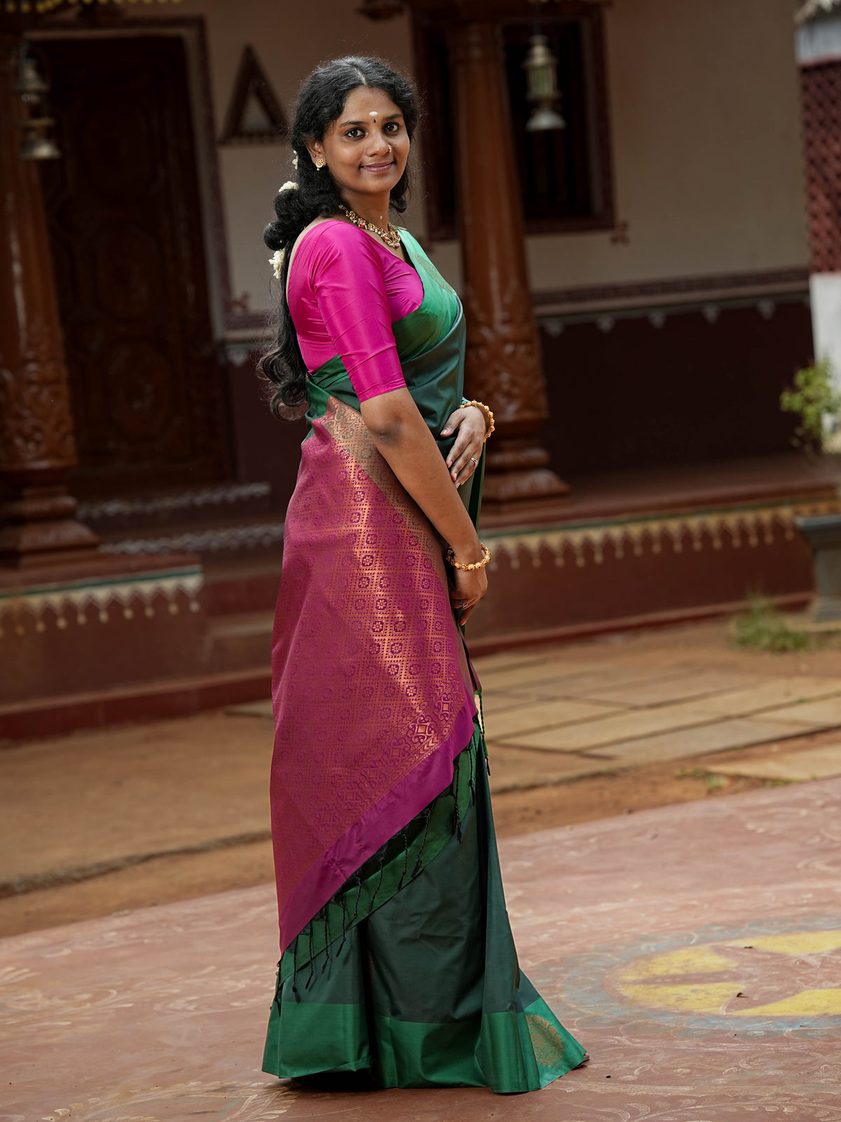 Dark Green & Magenta Borderless Soft Silk Saree