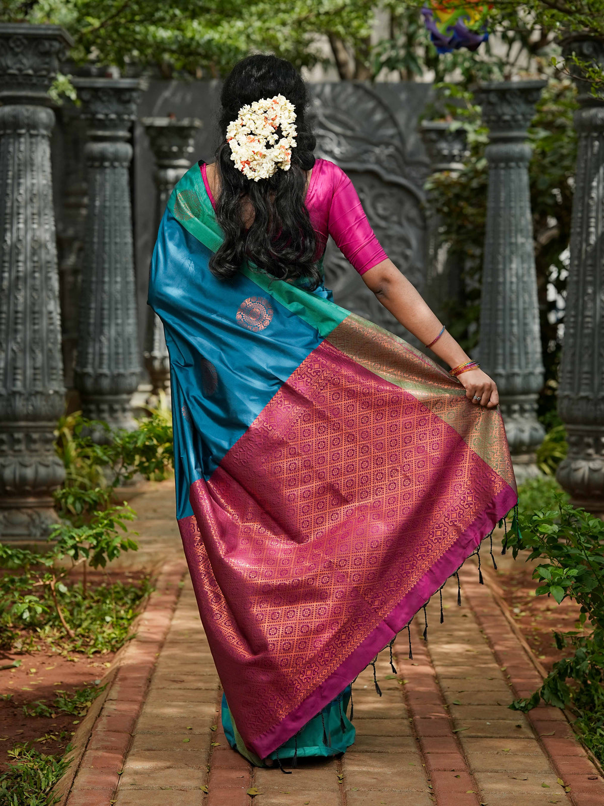 Teal Blue & Magenta Borderless Soft Silk Saree