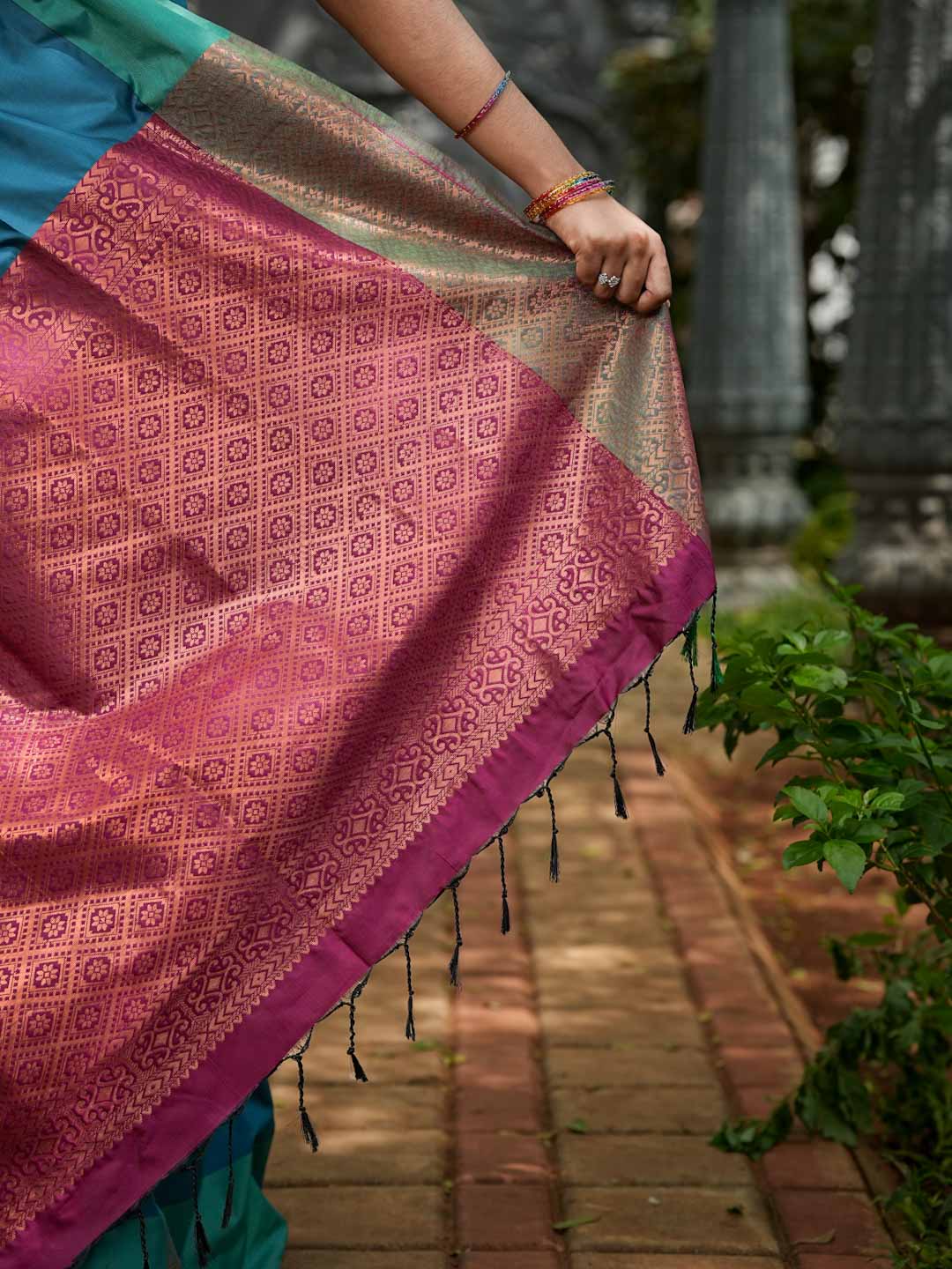 Teal Blue & Magenta Borderless Soft Silk Saree