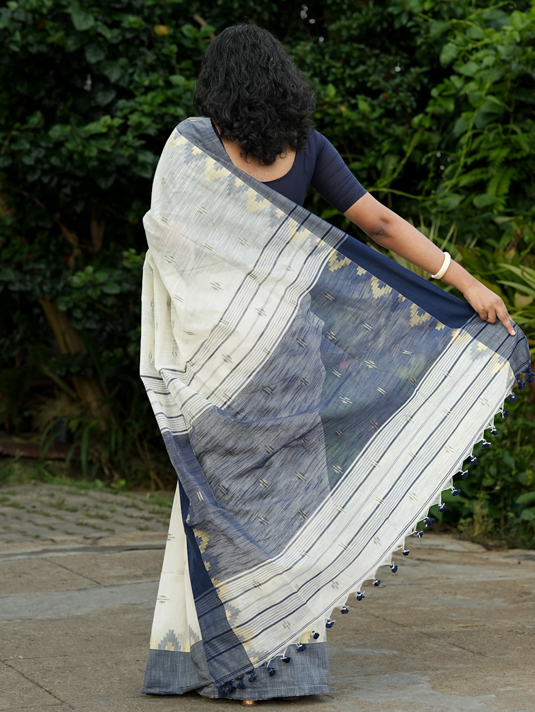 Off White & Navy Blue Slub Cotton Saree